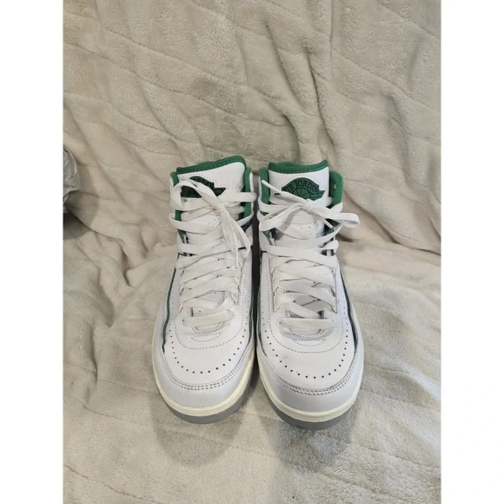 Nike Air Jordan‎ 2 Retro White Lucky Green Size Youth 5.5 K075